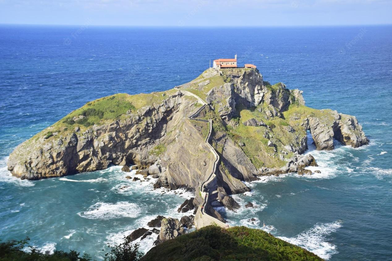 Premium Photo | View of the bridge to san juan de gaztelugatxe island from above biscay bay spain