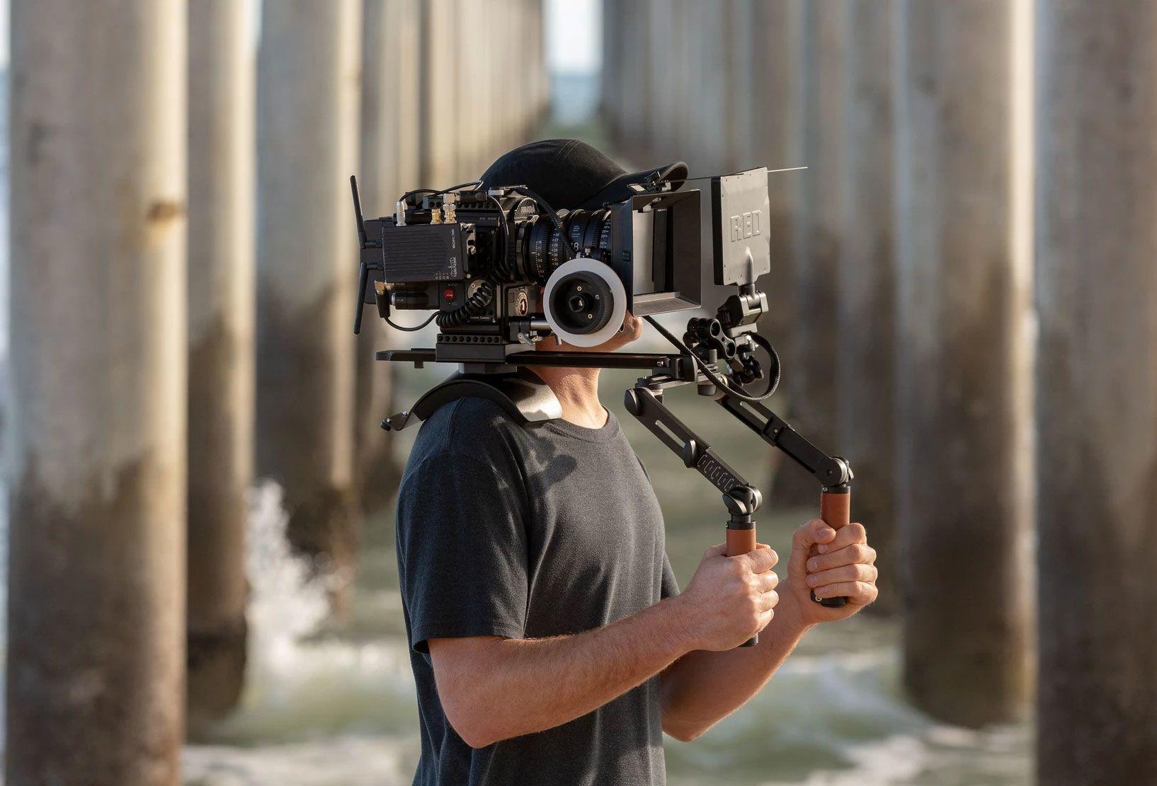https://cdn-canfk.nitrocdn.com/DkaMujIwetkskDQyfEdbTcFBAQeUMDqW/assets/static/optimized/rev-bece9c6/wp-content/uploads/2019/07/Best-Camera-Shoulder-Mount-Rig.jpg