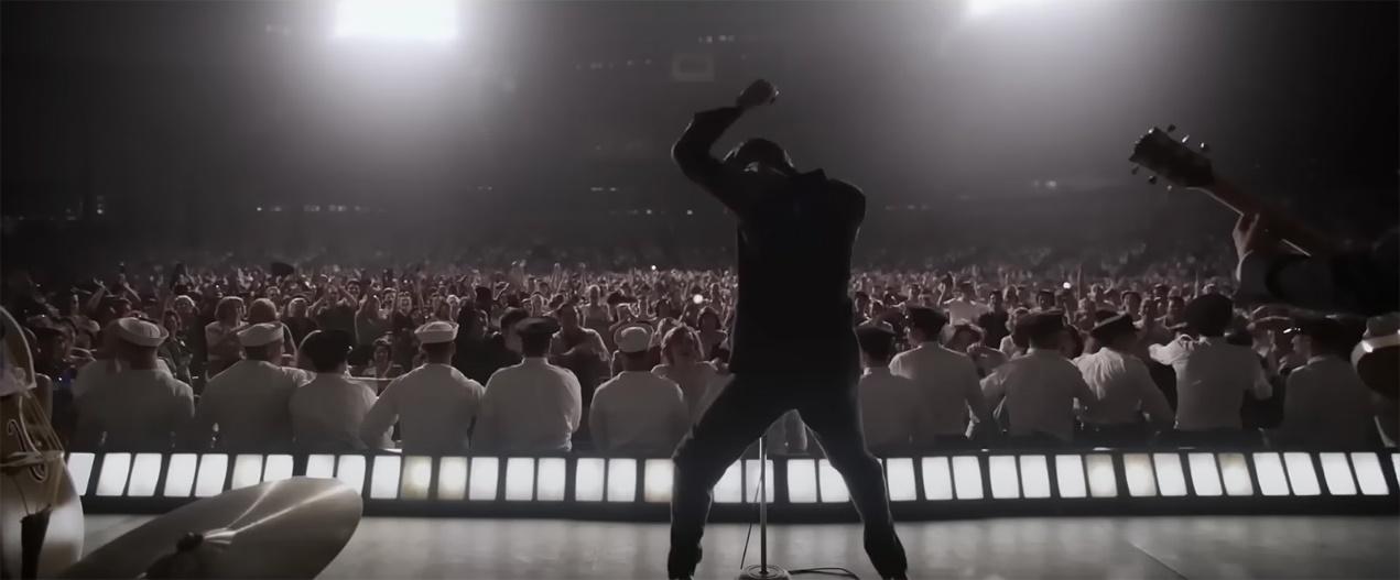 Elvis performs in front of footlights