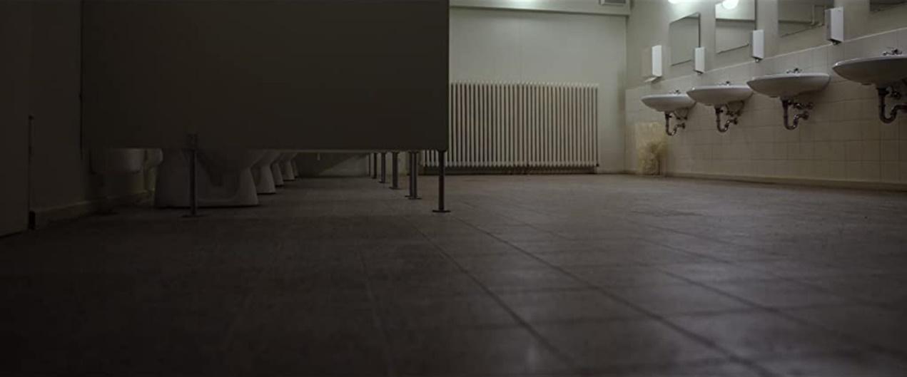 Tár toilet interior