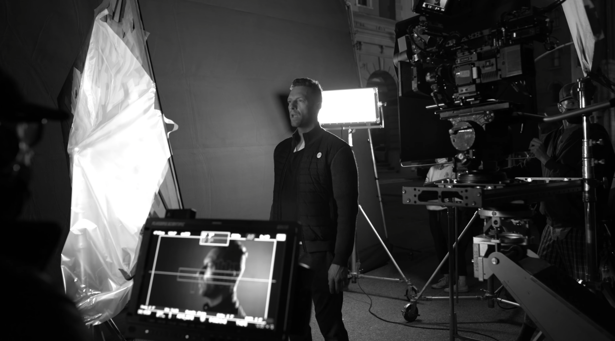 Coldplay《Let Somebody Go》MV