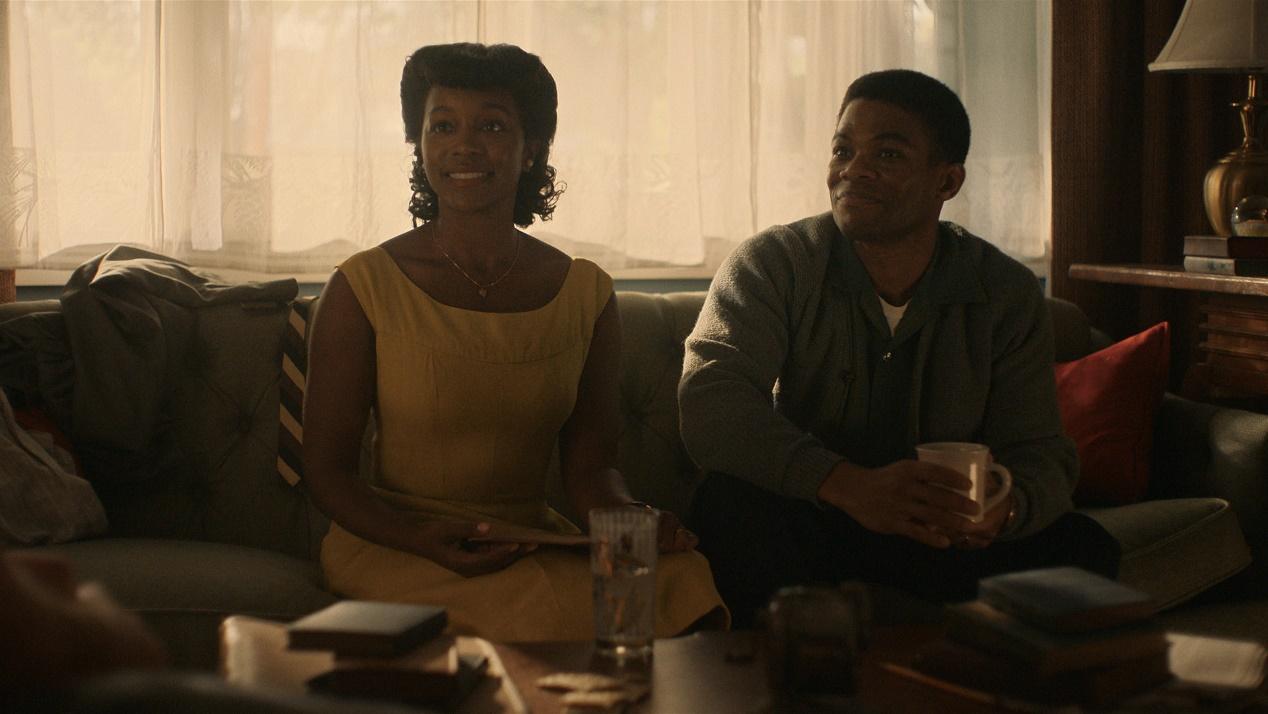 https://www.apple.com/tv-pr/shows-and-films/l/lessons-in-chemistry/images/season-01/unit-photos/episode-07/photo-010707/Lessons_In_Chemistry_Photo_010707.jpg.photo_modal_show_home_large.jpg