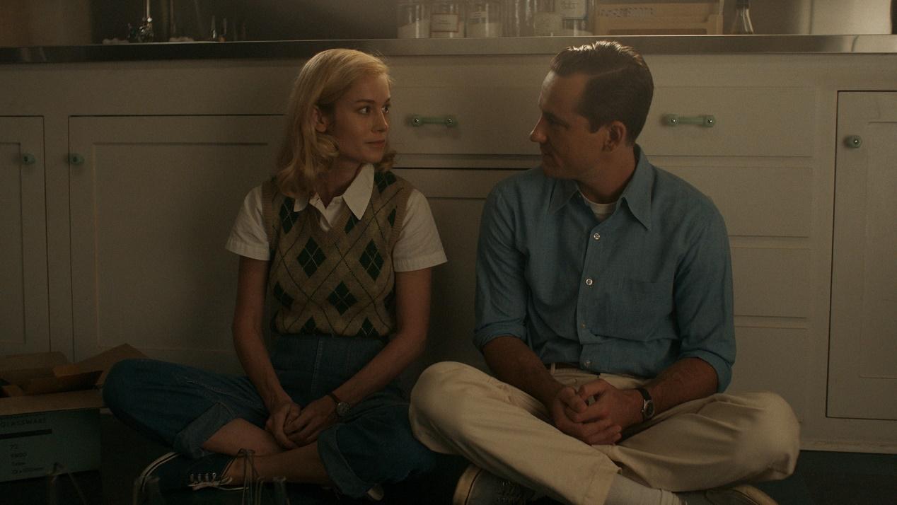 https://www.apple.com/tv-pr/shows-and-films/l/lessons-in-chemistry/images/season-01/unit-photos/episode-04/photo-010408/Lessons_In_Chemistry_Photo_010408.jpg.photo_modal_show_home_large.jpg