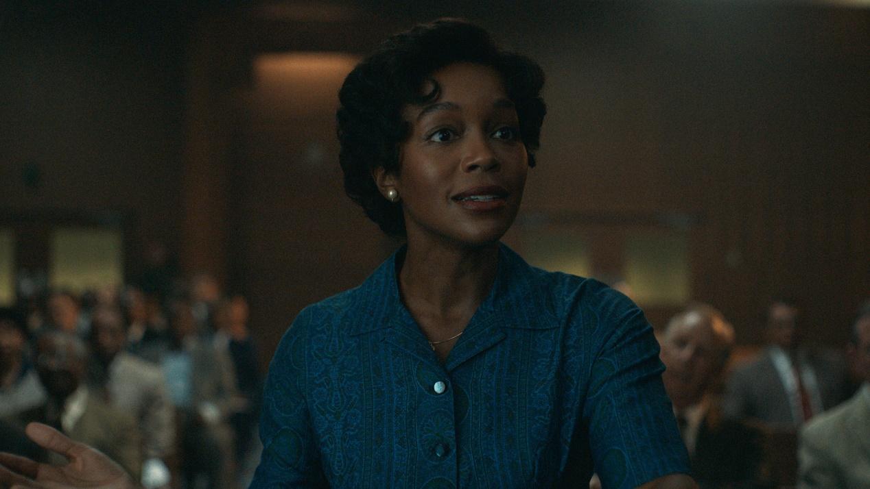 https://www.apple.com/tv-pr/shows-and-films/l/lessons-in-chemistry/images/season-01/unit-photos/episode-03/photo-010306/Lessons_In_Chemistry_Photo_010306.jpg.photo_modal_show_home_large.jpg