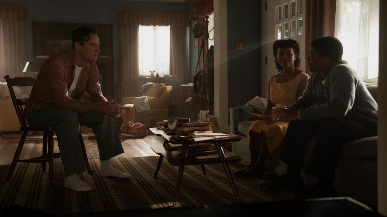 https://www.apple.com/tv-pr/shows-and-films/l/lessons-in-chemistry/images/season-01/unit-photos/episode-07/photo-010701/Lessons_In_Chemistry_Photo_010701.jpg.photo_modal_show_home_large.jpg
