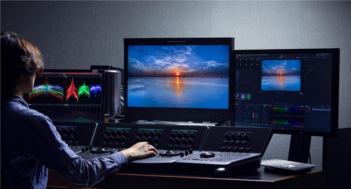 https://image.benq.com/is/image/benqco/a-colorist-working-in-color-grading-suite?$ResponsivePreset$