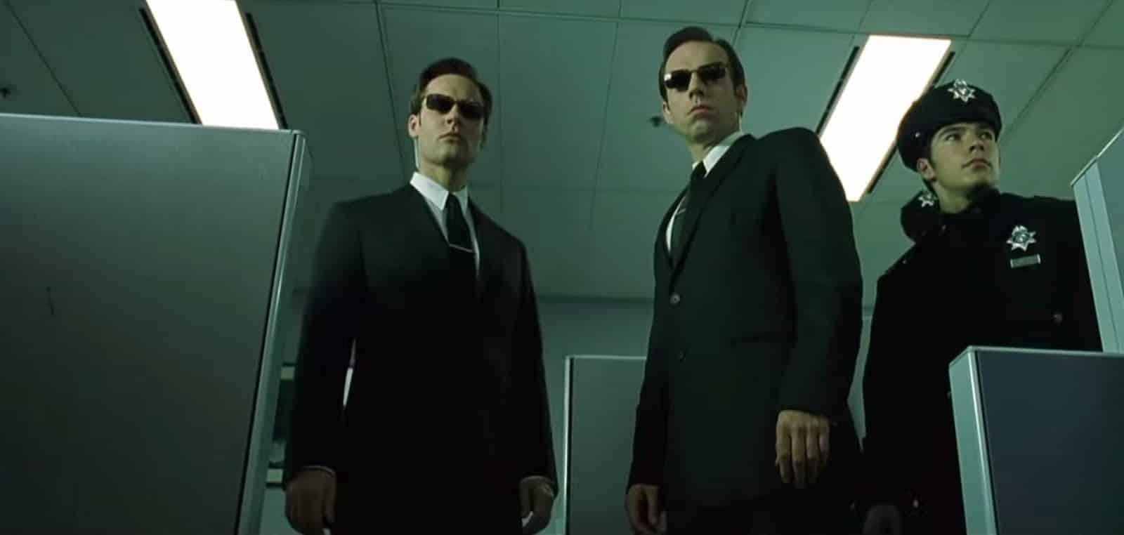 https://s.studiobinder.com/wp-content/uploads/2018/07/Low-Angle-Shot-Low-Angle-Example-The-Matrix.jpg