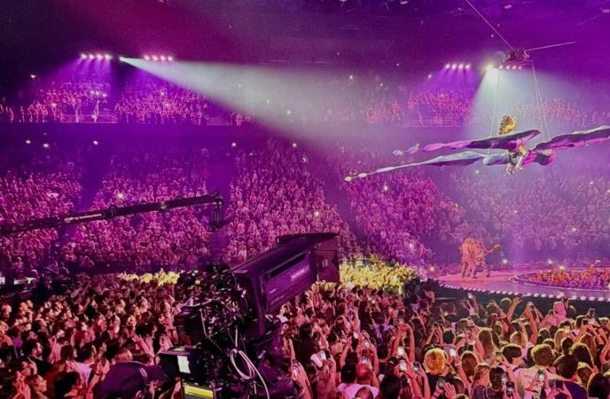 https://pomfort.com/news/wp-content/uploads/2026/01/Katy-Perry-lifetimes-tour-paris-accor-arena-bts-interview-688x450.jpg