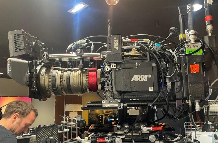 E:\Charlie\FEED\Gaiamount资讯板块\20260224-0228（4篇）\2026 K-Livegrade助力《生生不息》巡演：DIT赛格·奥利维耶分享水果姐直播节目实时调色经验（更新至4-6）\steadycam-setup-cyanview-corrections-arri-camera-live-event-688x450@2x.jpg