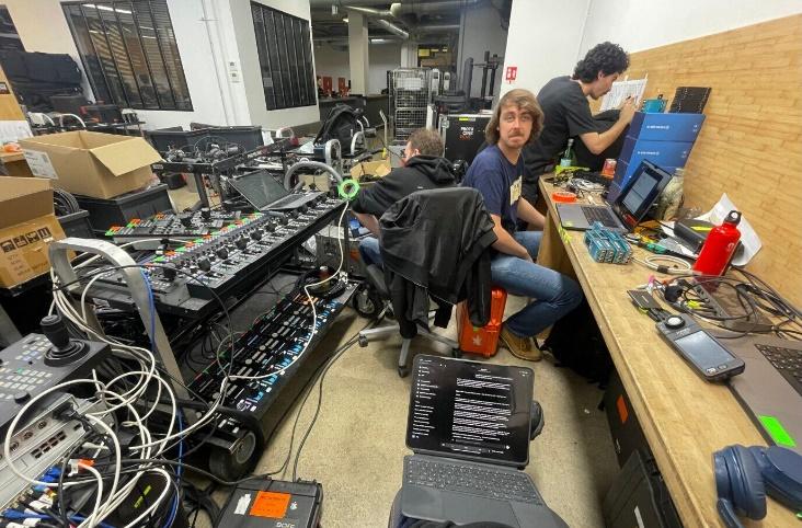 E:\Charlie\FEED\Gaiamount资讯板块\20260224-0228（4篇）\2026 K-Livegrade助力《生生不息》巡演：DIT赛格·奥利维耶分享水果姐直播节目实时调色经验（更新至5-6）\photocinelive-prep-technical-equippment-dit-live-concert-pomfort-interview-688x450@2x.jpg