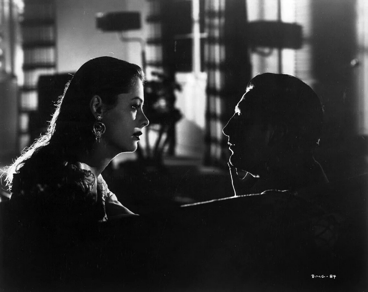 E:\Charlie\FEED\Gaiamount资讯板块\20260224-0228（4篇）\2026 L-黑色电影名作《漩涡之外》摄影幕后揭秘（更新至1-10）\Out-of-the-Past-Two-in-Silo.jpg