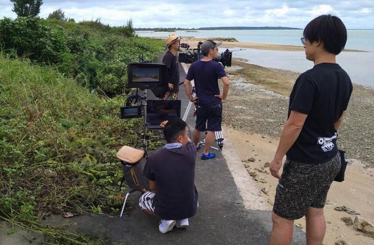 E:\Charlie\FEED\Gaiamount资讯板块\【待校对】\202604 DIT深泽裕二以Reeltime提供实时回放经验谈\pomfort-interview-film-produtcion-japan-reeltime-video-assist-playback-crew-on-set.jpg