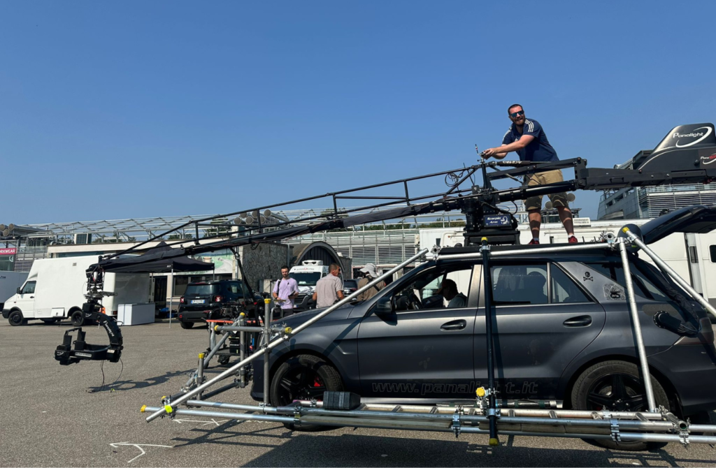 E:\Charlie\公司及产品相关\尊正产品使用案例收集\案例\20260720 K-F1\rigging-u-crane-dit-joe-steel-f1-the-movie.png